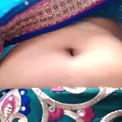 Hot bhabhiji showing her deep sexy navel